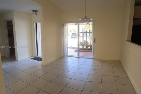 Снять в аренду таунхаус в Майами, Флорида 2 спальни, 107.02м2, № 2004922 - фото 12