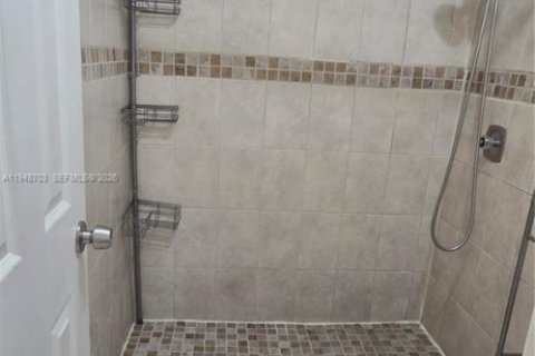 Снять в аренду таунхаус в Майами, Флорида 2 спальни, 107.02м2, № 2004922 - фото 23