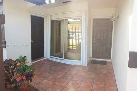 Снять в аренду таунхаус в Майами, Флорида 2 спальни, 107.02м2, № 2004922 - фото 9