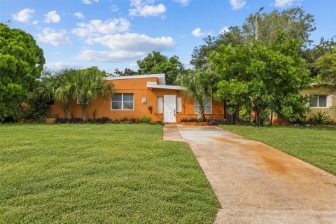 House in Saint Petersburg, Florida 4 bedrooms, 123.19 sq.m. № 2360476