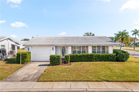 House in Pinellas Park, Florida 2 bedrooms, 96.9 sq.m. № 1531674 - photo 1
