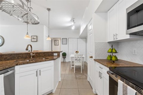 Condo in Tampa, Florida, 1 bedroom  № 1844663 - photo 10