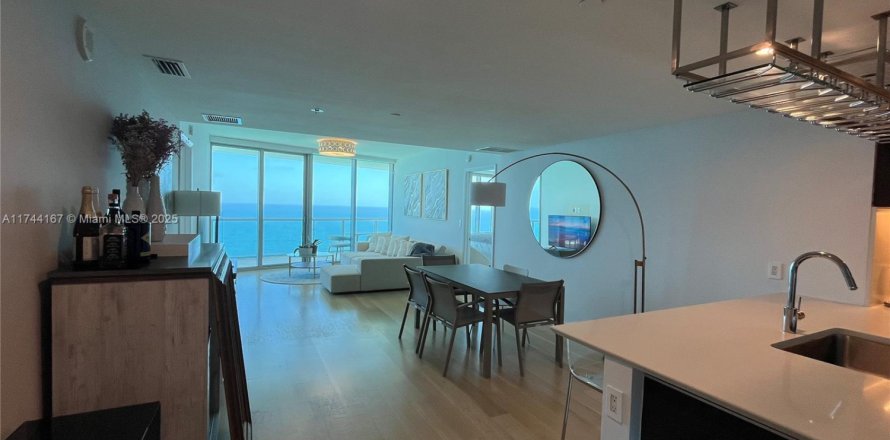 Condo in Sunny Isles Beach, Florida, 2 bedrooms  № 1710877