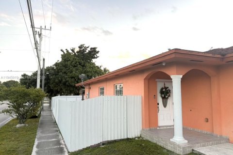 Villa ou maison à louer à Hialeah, Floride: 3 chambres, 130.99 m2 № 2002165 - photo 2
