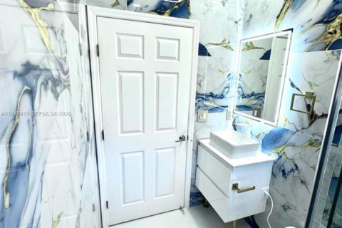 Villa ou maison à louer à Hialeah, Floride: 3 chambres, 130.99 m2 № 2002165 - photo 7