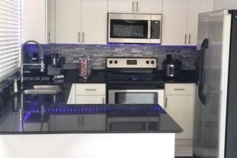 Villa ou maison à louer à Hialeah, Floride: 3 chambres, 130.99 m2 № 2002165 - photo 9