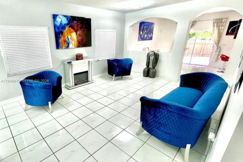 Villa ou maison à louer à Hialeah, Floride: 3 chambres, 130.99 m2 № 2002165 - photo 5