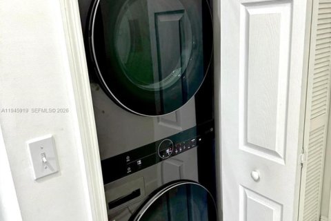 Villa ou maison à louer à Hialeah, Floride: 3 chambres, 130.99 m2 № 2002165 - photo 10