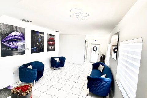 Villa ou maison à louer à Hialeah, Floride: 3 chambres, 130.99 m2 № 2002165 - photo 4