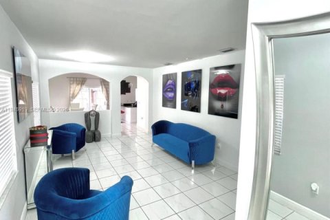 Villa ou maison à louer à Hialeah, Floride: 3 chambres, 130.99 m2 № 2002165 - photo 3