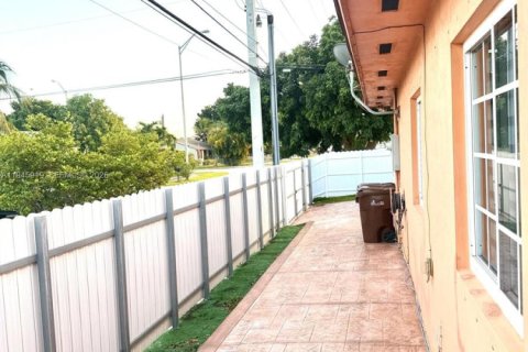 Villa ou maison à louer à Hialeah, Floride: 3 chambres, 130.99 m2 № 2002165 - photo 18