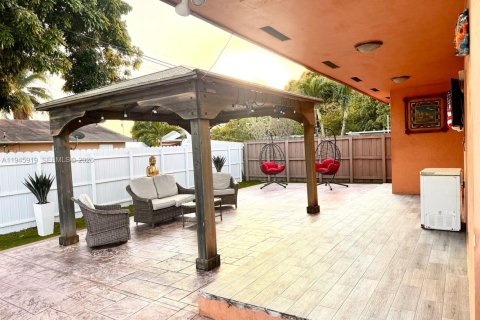 Villa ou maison à louer à Hialeah, Floride: 3 chambres, 130.99 m2 № 2002165 - photo 16