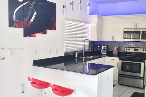 Villa ou maison à louer à Hialeah, Floride: 3 chambres, 130.99 m2 № 2002165 - photo 8