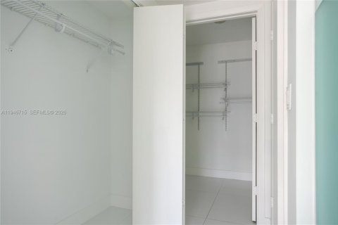 Снять в аренду кондоминиум в Майами, Флорида 2 спальни, 102.1м2, № 2003991 - фото 15