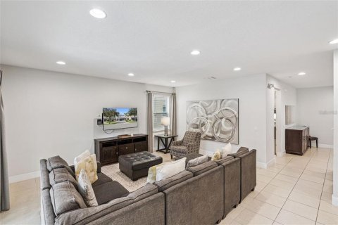 House in Kissimmee, Florida 5 bedrooms, 238.76 sq.m. № 2219180 - photo 4