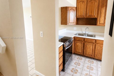 Touwnhouse à louer à Miami, Floride: 3 chambres, 119.84 m2 № 2338653 - photo 6