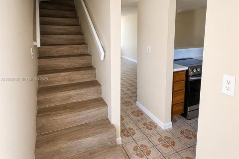 Touwnhouse à louer à Miami, Floride: 3 chambres, 119.84 m2 № 2338653 - photo 3