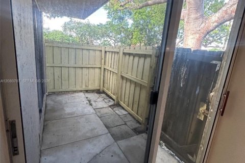 Touwnhouse à louer à Miami, Floride: 3 chambres, 119.84 m2 № 2338653 - photo 14
