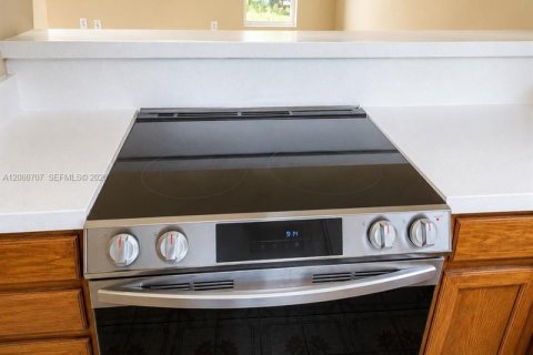 Touwnhouse à louer à Miami, Floride: 3 chambres, 119.84 m2 № 2338653 - photo 7