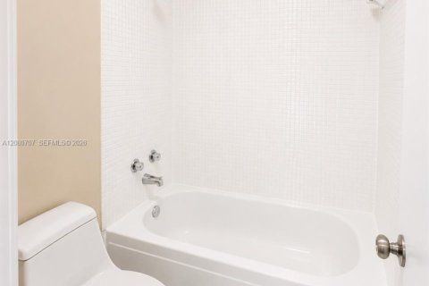 Touwnhouse à louer à Miami, Floride: 3 chambres, 119.84 m2 № 2338653 - photo 16