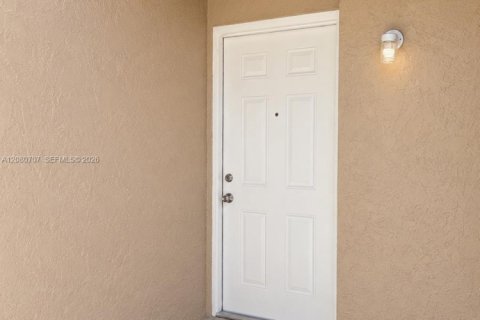 Touwnhouse à louer à Miami, Floride: 3 chambres, 119.84 m2 № 2338653 - photo 2