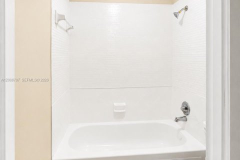 Touwnhouse à louer à Miami, Floride: 3 chambres, 119.84 m2 № 2338653 - photo 12