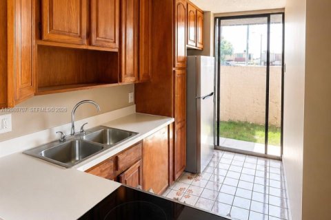 Touwnhouse à louer à Miami, Floride: 3 chambres, 119.84 m2 № 2338653 - photo 5