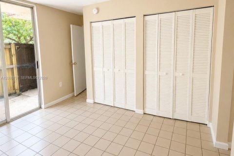 Touwnhouse à louer à Miami, Floride: 3 chambres, 119.84 m2 № 2338653 - photo 11