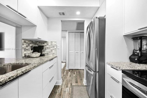 Condo in Pompano Beach, Florida, 1 bedroom  № 1699178 - photo 14