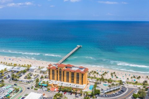 Condominio en alquiler en Deerfield Beach, Florida, 3 dormitorios, 130.06 m2 № 1100780 - foto 1