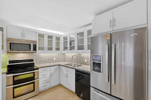 Copropriété à vendre à Miami, Floride: 2 chambres, 174.84 m2 № 1969853 - photo 13