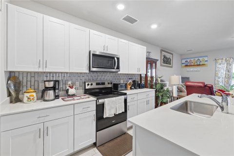 Townhouse in Lehigh Acres, Florida 3 bedrooms, 150.59 sq.m. № 2421837 - photo 25