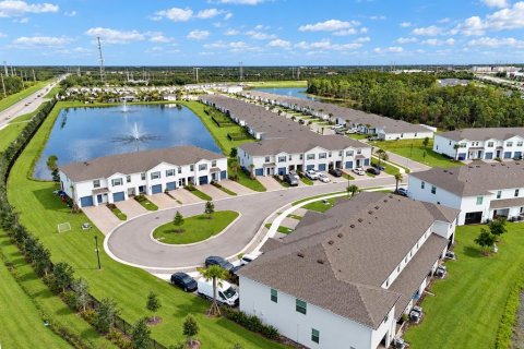 Townhouse in Lehigh Acres, Florida 3 bedrooms, 150.59 sq.m. № 2421837 - photo 13