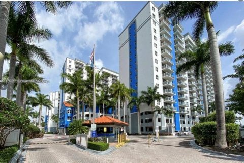 Condo in Miami, Florida, 2 bedrooms  № 737683 - photo 26