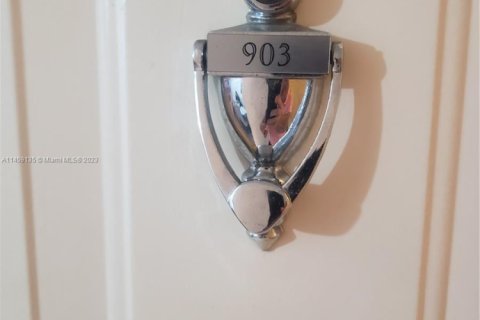 Condo in Miami, Florida, 2 bedrooms  № 737683 - photo 1