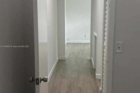 Commercial property in Miami, Florida 206.8 sq.m. № 1830695 - photo 22