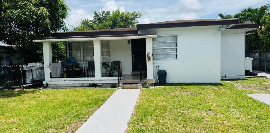 Commercial property in Miami, Florida 206.8 sq.m. № 1830695