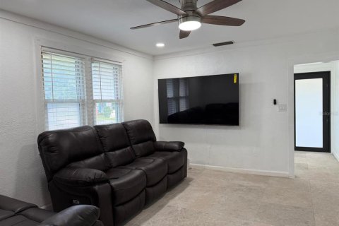 House in Orlando, Florida 3 bedrooms, 84.82 sq.m. № 2348237 - photo 13