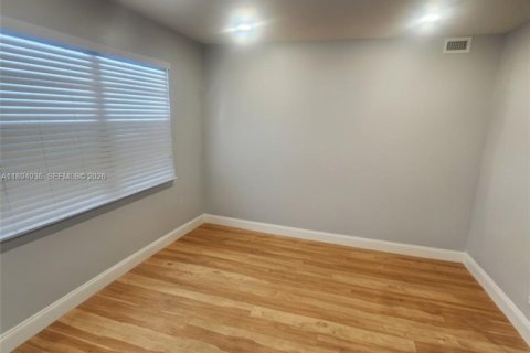 Condo in Coconut Creek, Florida, 2 bedrooms  № 2081446 - photo 11