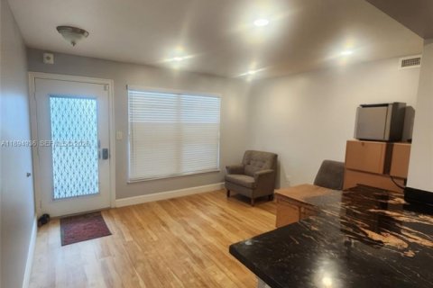 Condo in Coconut Creek, Florida, 2 bedrooms  № 2081446 - photo 12