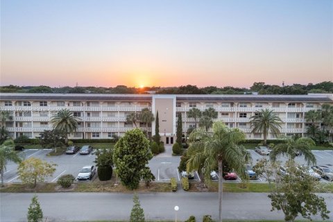 Condo in Coconut Creek, Florida, 2 bedrooms  № 2081446 - photo 2