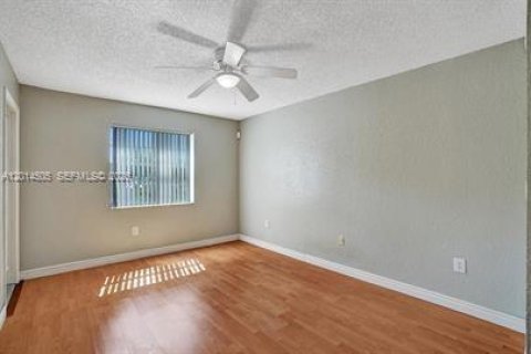 Condo in Oakland Park, Florida, 2 bedrooms № 2076508 - photo 18