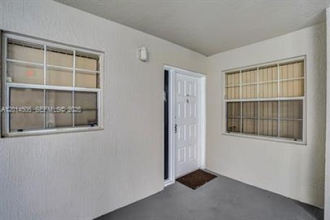 Condo in Oakland Park, Florida, 2 bedrooms № 2076508 - photo 24