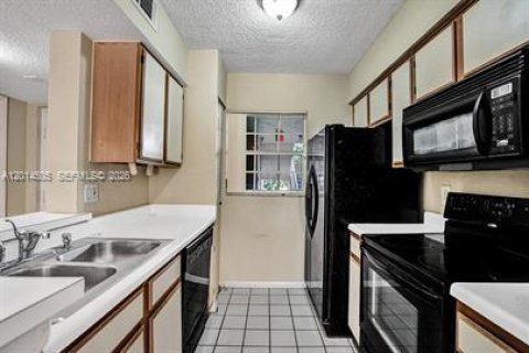 Condo in Oakland Park, Florida, 2 bedrooms № 2076508 - photo 17