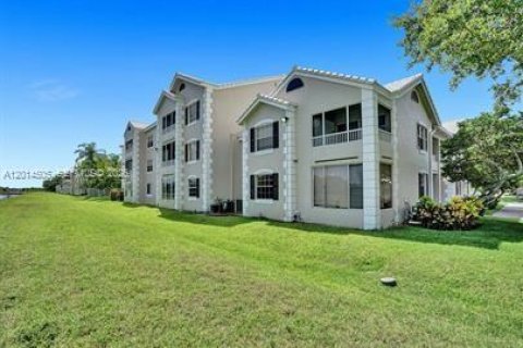 Condo in Oakland Park, Florida, 2 bedrooms № 2076508 - photo 2