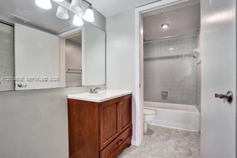 Condo in Oakland Park, Florida, 2 bedrooms № 2076508 - photo 20