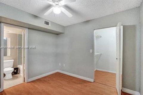 Condo in Oakland Park, Florida, 2 bedrooms № 2076508 - photo 10