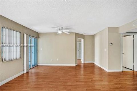 Condo in Oakland Park, Florida, 2 bedrooms № 2076508 - photo 12