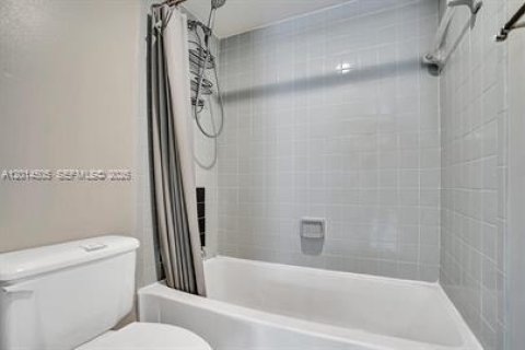 Condo in Oakland Park, Florida, 2 bedrooms № 2076508 - photo 9