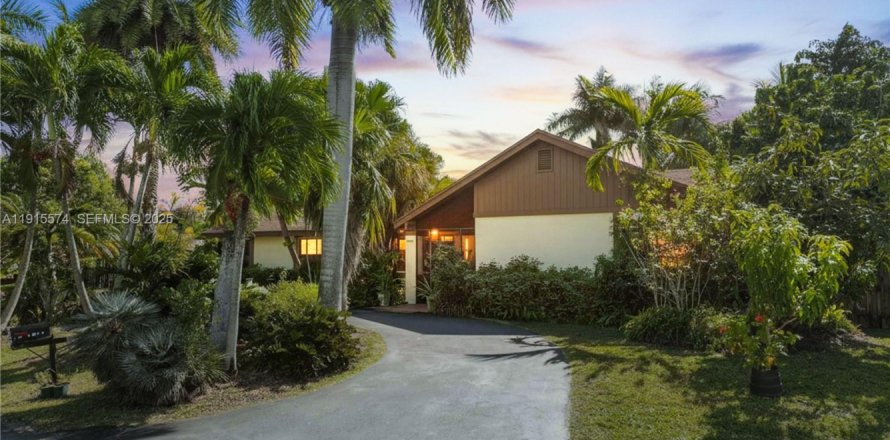 House in Homestead, Florida 4 bedrooms, 208.1 sq.m. № 1983475